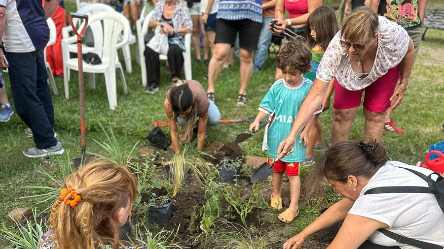 Jardín plantas nativas Municipalidad Vicente López taller comunitario 80 personas Amor Nativo