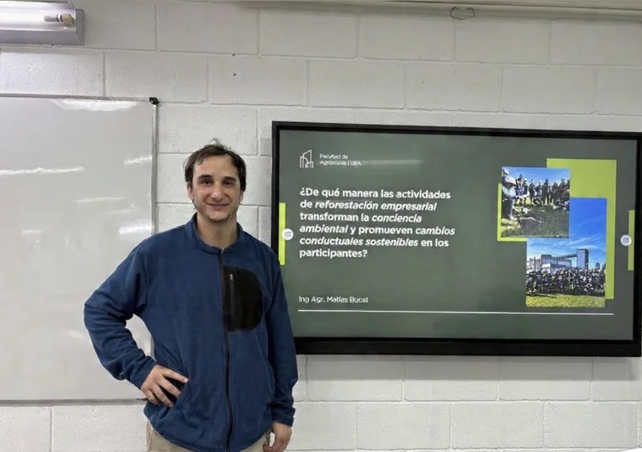 Matías Bucat en la defensa de su trabajo final de la Especialización en Agroecología sobre forestación empresarial en la Facultad de Agronomía UBA