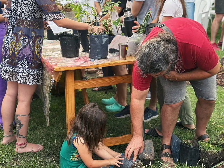 Taller comunitario plantas nativas Amor Nativo educación ambiental biodiversidad